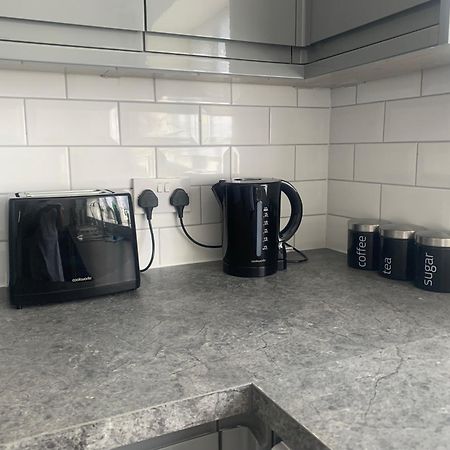 Newly Renovated, Modern 3 Bed Apartment Walmersley Buitenkant foto