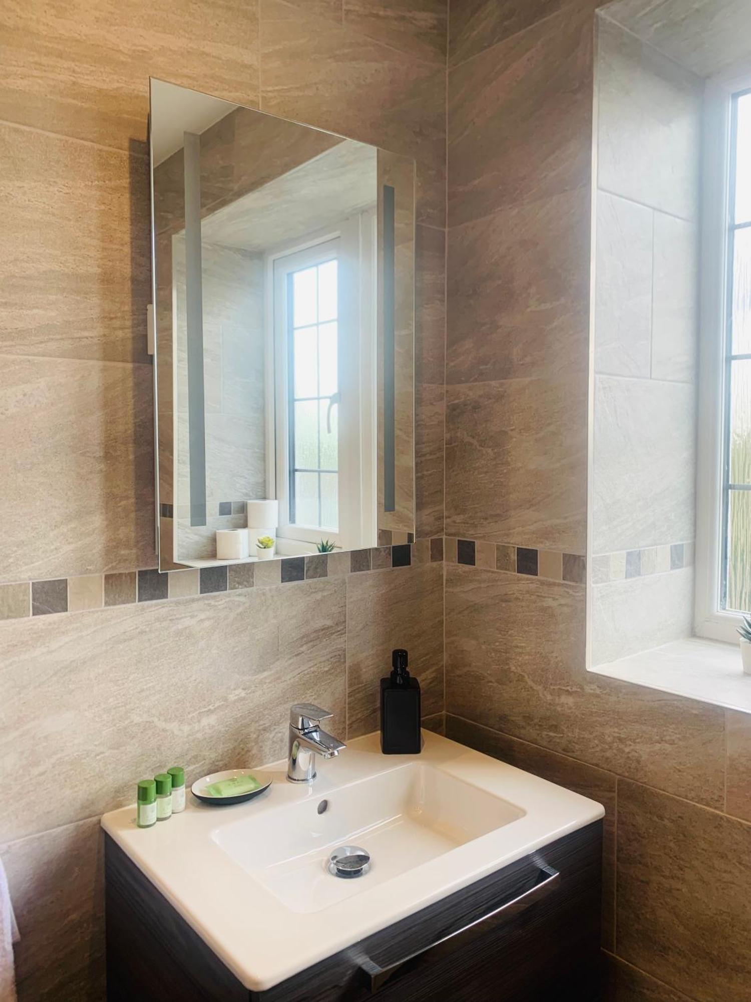 Newly Renovated, Modern 3 Bed Apartment Walmersley Buitenkant foto